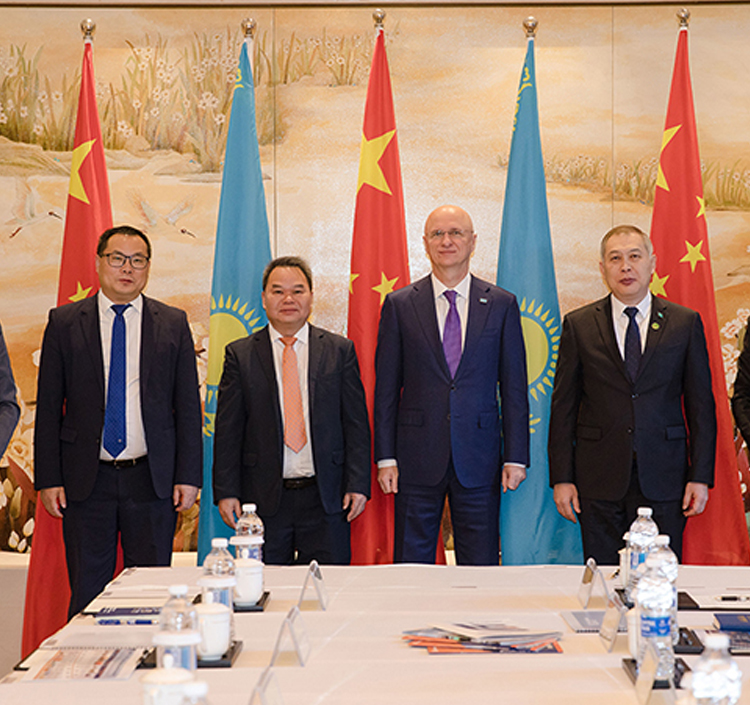 郑津与哈萨克斯坦第一副总理会谈 共同见证本地化制造协议签约