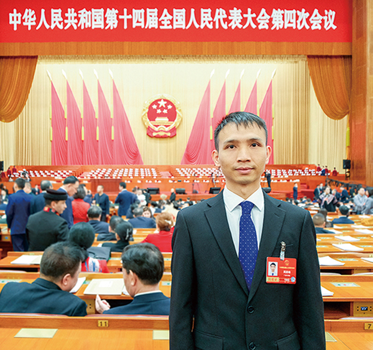 全国人大代表、柳工数控车工首席技师周颖峰参加十四届全国人大四次会议并认真履职建言：以技能成就人生 以奋斗报效祖国